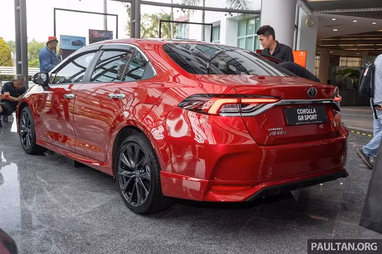 Tương tự ngoại thất, nội thất của mẫu xe sedan cỡ C - Toyota Corolla Altis 2023 ở Malaysia cũng được cải tiến nhẹ với cổng USB Type C mới nằm trong ngăn chứa đồ bên dưới bệ tì tay trung tâm. 
