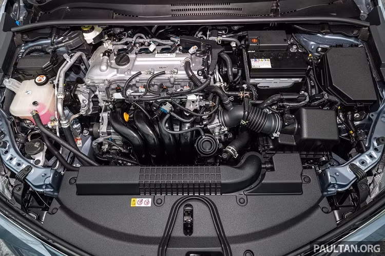 Nằm bên dưới nắp ca-pô của Toyota Corolla Altis 2023 ở Malaysia là động cơ xăng 4 xi-lanh, hút khí tự nhiên, dung tích 1.8L như cũ, tạo ra công suất tối đa 138 mã lực và mô-men xoắn cực đại 172 Nm. Động cơ đi kèm với hộp số biến thiên vô cấp CVT và hệ dẫn động cầu trước.