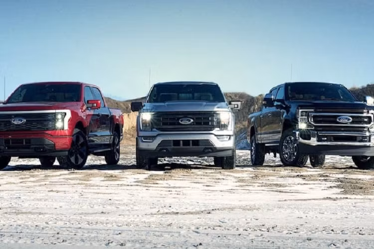 Thị trường Mỹ luôn ưu ái những chiếc bán tải, đặc biệt là những chiếc xe tải/bán tải nội địa. Và Ford F-Series đại diện cho gu mua xe của người Mỹ. Trong năm 2022 vừa qua, Ford F-Series tại Mỹ với các mẫu như F-150, F-250, F-350, F-450, F-550, F-650 và F-750 đã bán được hơn 640.000 chiếc, giảm mạnh so với thành tích năm 2023 (726.004 xe).