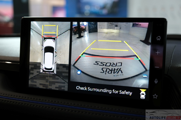 Trang bị bên ngoài Toyota Yaris Cross HEV Premium Luxury bao gồm: Đèn pha Full LED; Đèn ban ngày, đèn sương mù LED; Đèn hậu LED; Đèn pha tự động; Đèn chức năng Follow-Me-Home, Welcome Lamp; La-zăng hợp kim 18 inch 2 tông màu; Cỡ lốp 215/55R18; Gương chỉnh điện, gập tự động sơn cùng màu với thân xe; Kích chắn gió giảm ồn và cách nhiệt; Mui xe toàn cảnh Panorama; Giá nóc sơn bạc; Ăng-ten dạng vây cá