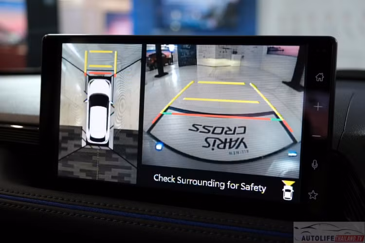 Trang bị bên ngoài Toyota Yaris Cross HEV Premium Luxury bao gồm: Đèn pha Full LED; Đèn ban ngày, đèn sương mù LED; Đèn hậu LED; Đèn pha tự động; Đèn chức năng Follow-Me-Home, Welcome Lamp; La-zăng hợp kim 18 inch 2 tông màu; Cỡ lốp 215/55R18; Gương chỉnh điện, gập tự động sơn cùng màu với thân xe; Kích chắn gió giảm ồn và cách nhiệt; Mui xe toàn cảnh Panorama; Giá nóc sơn bạc; Ăng-ten dạng vây cá