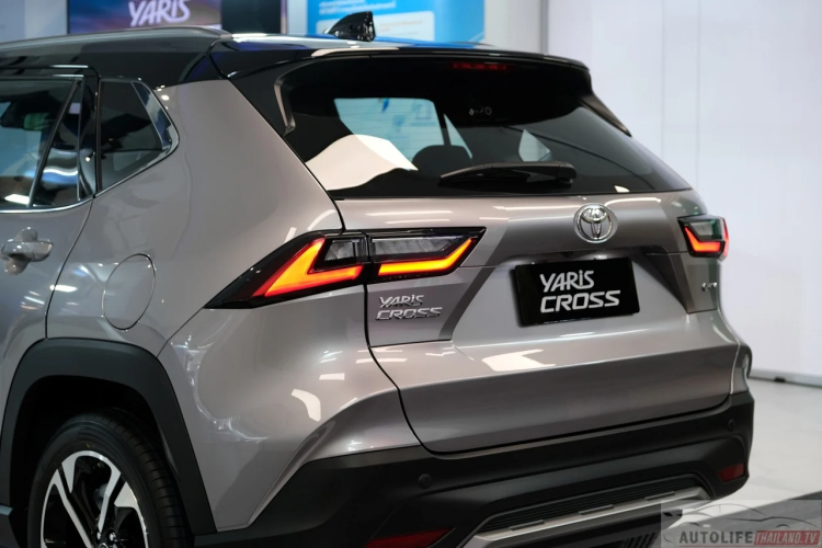 Hàng ghế sau tích hợp tựa tay với giá để cốc; Vô lăng điều chỉnh 4 hướng, bọc da và sơn mạ kim loại; Vô lăng tích hợp điều khiển đa chức năng; Đồng hồ lái kỹ thuật số với màn hình đa thông tin TFT màu 7 inch. Màn hình cảm ứng giải trí 10,1 inch; Hỗ trợ Apple CarPlay và Android Auto không dây; Kết nối Bluetooth, USB; Âm thanh Pioneer 6 loa; Điều hào tự động hỗ trợ lọc bụi mịn PM 2.5...