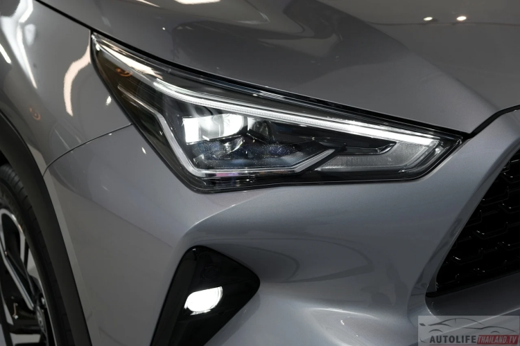 Hệ thống cảnh báo phương tiện cắt ngang phía sau; Phanh ABS, EBD, BA; Hệ thống cân bằng điện tử VSC; Hệ thống kiểm soát lực kéo TRC; Hệ thống hỗ trợ khởi hành ngang dốc HAC; Cảnh báo áp suất lốp TPMS; Đèn báo phanh khẩn cấp ESS; 6 túi khí; Camera hành trình trước sau; Camera lùi; Cảm biến đỗ xe trước sau; Khóa cửa tự động.