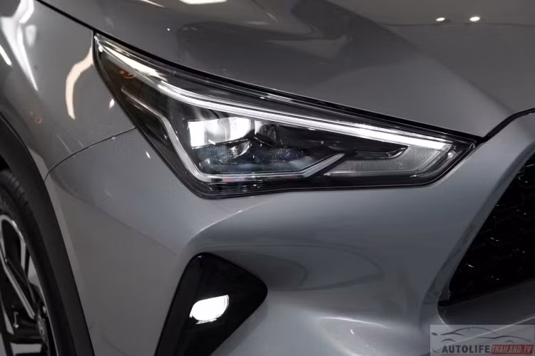 Hệ thống cảnh báo phương tiện cắt ngang phía sau; Phanh ABS, EBD, BA; Hệ thống cân bằng điện tử VSC; Hệ thống kiểm soát lực kéo TRC; Hệ thống hỗ trợ khởi hành ngang dốc HAC; Cảnh báo áp suất lốp TPMS; Đèn báo phanh khẩn cấp ESS; 6 túi khí; Camera hành trình trước sau; Camera lùi; Cảm biến đỗ xe trước sau; Khóa cửa tự động.