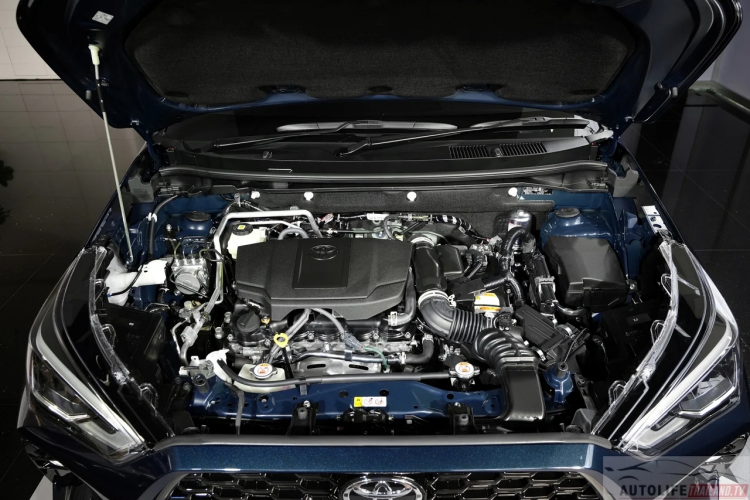 Toyota Yaris Cross 2023 nhập khẩu nguyên chiếc từ Indonesia. Tại thời điểm ra mắt, Toyota Yaris Cross 2024 chỉ cung cấp 2 phiên bản với giá bán lần lượt: Toyota Yaris Cross: 730 triệu đồng; Toyota Yaris Cross HEV: 838 triệu đồng; Phiên bản màu đen sẽ có giá như trên.