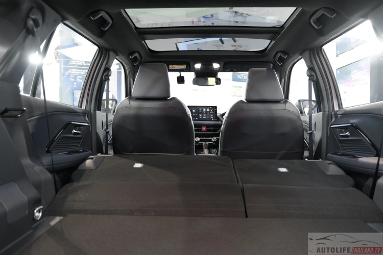 ...Cửa gió điều hòa phía sau; Sạc không dây; 2 cổng USB phía trước (1 Type A, 1 Type C); ;2 cổng USB phía sau (2 Type C); Cửa sổ chỉnh điện 1 chạm phía người lái; Cốp chỉnh điện bao gồm đá cốp rảnh tay chống kẹt; Đèn nội thất Ambient Light 14 màu.