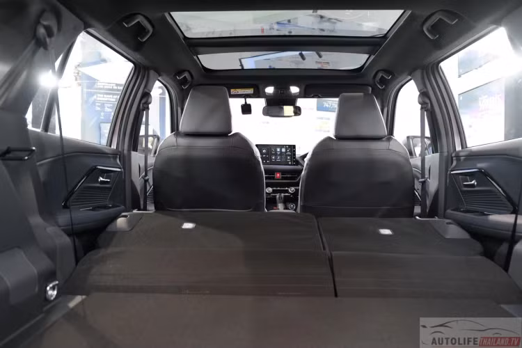 ...Cửa gió điều hòa phía sau; Sạc không dây; 2 cổng USB phía trước (1 Type A, 1 Type C); ;2 cổng USB phía sau (2 Type C); Cửa sổ chỉnh điện 1 chạm phía người lái; Cốp chỉnh điện bao gồm đá cốp rảnh tay chống kẹt; Đèn nội thất Ambient Light 14 màu.