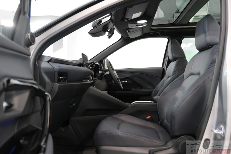 Nội thất phiên bản Toyota Yaris Cross HEV Premium Luxury cũng được trang bị đầy đủ tiện nghi bao gồm: Cabin tùy chọn màu Đen hoặc 2 tông màu Đen/Xám; Táp lô bọc da mềm, kết hợp ốp nhựa đen Piano; Ghế ngồi bọc da QUOLE MODURE với tính năng ít hấp thụ nhiệt; Ghế lái chỉnh điện 8 hướng;