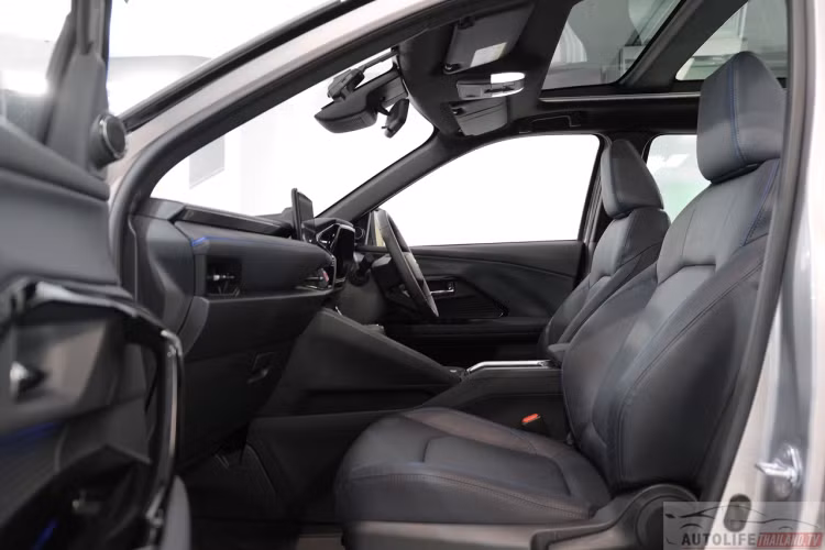 Nội thất phiên bản Toyota Yaris Cross HEV Premium Luxury cũng được trang bị đầy đủ tiện nghi bao gồm: Cabin tùy chọn màu Đen hoặc 2 tông màu Đen/Xám; Táp lô bọc da mềm, kết hợp ốp nhựa đen Piano; Ghế ngồi bọc da QUOLE MODURE với tính năng ít hấp thụ nhiệt; Ghế lái chỉnh điện 8 hướng;