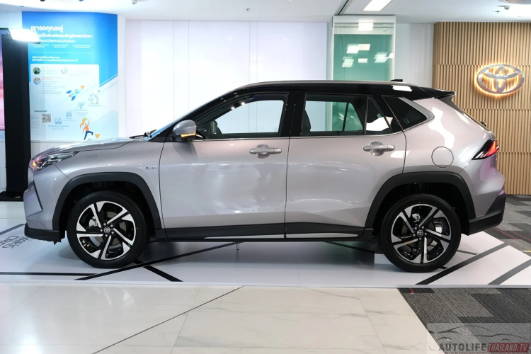 Với bản cao cấp nhất, Toyota Yaris Cross 2024 có thêm camera 360 độ và hệ thống cảnh báo áp suất lốp. Trong khi đó, với xe ở Việt Nam, đây là trang bị tiêu chuẩn ở cả 2 phiên bản. Tại thị trường Thái Lan, Toyota Yaris Cross 2024 có các màu sắc như trắng ngọc trai, đỏ, xanh đậm và bạc.