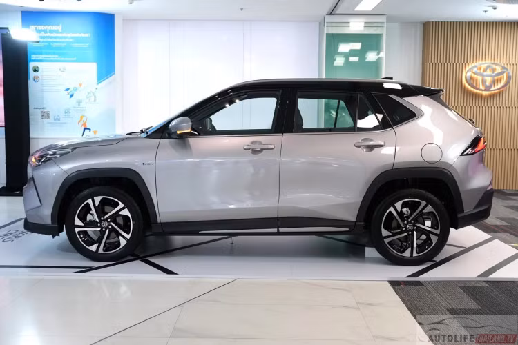 Với bản cao cấp nhất, Toyota Yaris Cross 2024 có thêm camera 360 độ và hệ thống cảnh báo áp suất lốp. Trong khi đó, với xe ở Việt Nam, đây là trang bị tiêu chuẩn ở cả 2 phiên bản. Tại thị trường Thái Lan, Toyota Yaris Cross 2024 có các màu sắc như trắng ngọc trai, đỏ, xanh đậm và bạc.