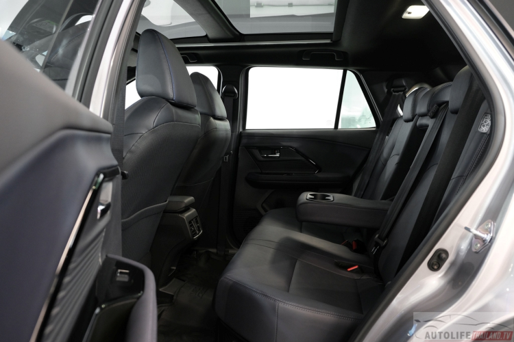 Hệ thống an toàn phiên bản Toyota Yaris Cross HEV Premium Luxury cũng được trang bị đầy đủ các công nghệ mới nhất, bao gồm: Hệ thống Toyota Safety Sense; Cảnh báo tiền va chạm; Cảnh báo lệch làn đường và hỗ trợ giữ làn; Đèn chiếu xa tự động; Kiểm soát vận hành chân ga; Cảnh báo phương tiện phía trước khởi hành; Điều khiển hành trình chủ động; Hệ thống cảnh báo điểm mù;