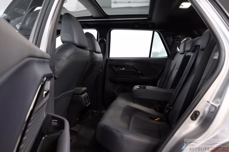 Hệ thống an toàn phiên bản Toyota Yaris Cross HEV Premium Luxury cũng được trang bị đầy đủ các công nghệ mới nhất, bao gồm: Hệ thống Toyota Safety Sense; Cảnh báo tiền va chạm; Cảnh báo lệch làn đường và hỗ trợ giữ làn; Đèn chiếu xa tự động; Kiểm soát vận hành chân ga; Cảnh báo phương tiện phía trước khởi hành; Điều khiển hành trình chủ động; Hệ thống cảnh báo điểm mù;