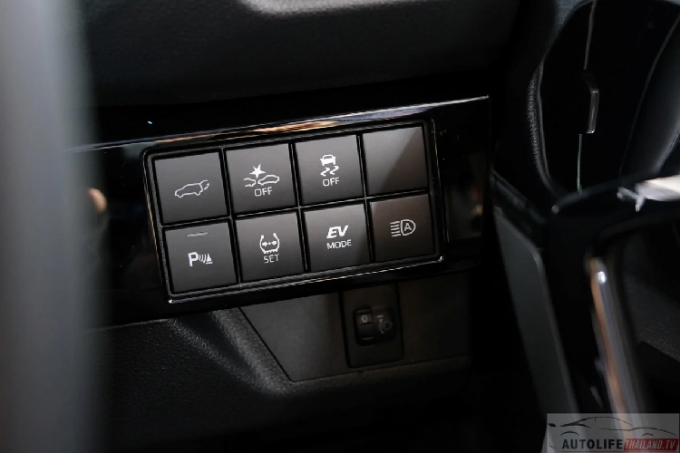 Tuy nhiên đáng chú ý khi phiên bản cao cấp nhất là Toyota Yaris Cross HEV Premium Luxury trang bị tương đồng với phiên bản Yaris Cross HEV (vừa ra mắt tại Việt Nam) nhưng có giá bán thấp hơn 249 triệu đồng.