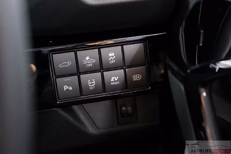 Tuy nhiên đáng chú ý khi phiên bản cao cấp nhất là Toyota Yaris Cross HEV Premium Luxury trang bị tương đồng với phiên bản Yaris Cross HEV (vừa ra mắt tại Việt Nam) nhưng có giá bán thấp hơn 249 triệu đồng.