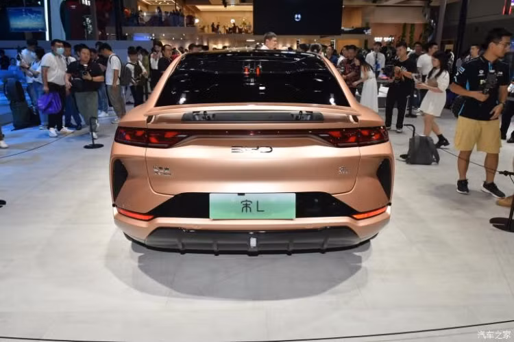 Nội thất của BYD Song L áp dụng phong cách thiết kế tối giản. Đồng thời, bảng điều khiển trung tâm xoay cổ điển và bảng đồng hồ LCD hình chữ nhật vẫn là một phần của khoang lái, bên cạnh đó còn có màn hình giải trí to lớn, nhưng hãng chưa tiết lộ bao nhiêu inch, các nút bấm được tích hợp xung quanh cần số. Xe có 2 cổng sạc không dây