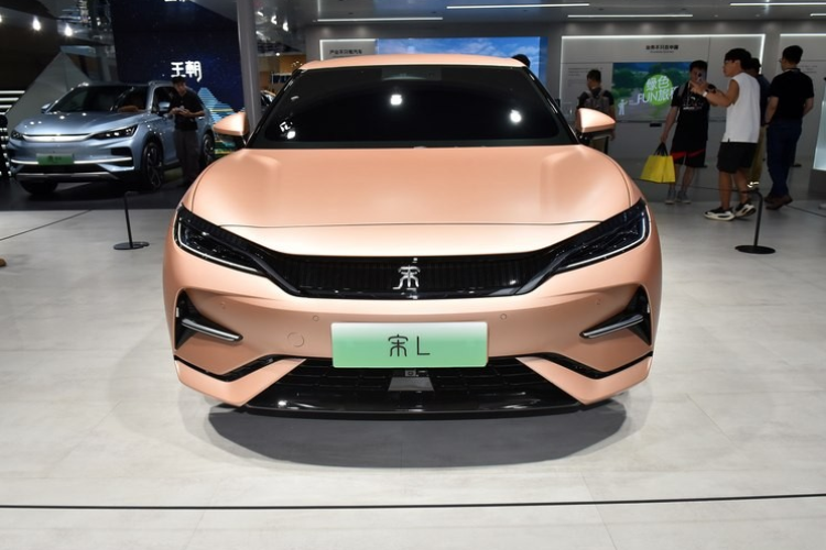 Mới đây, nhà sản xuất ôtô Trung Quốc BYD đã công bố thêm các bức ảnh chính thức về chiếc SUV sắp ra mắt của mình, Song L. Lần này, là những bức ảnh về nội thất của BYD Song L 2024 mới, sau khi ngoại hình đã được bật mí hơn nửa năm, cũng như nối tiếp đoạn video teaser tung ra cách đây vài ngày. 