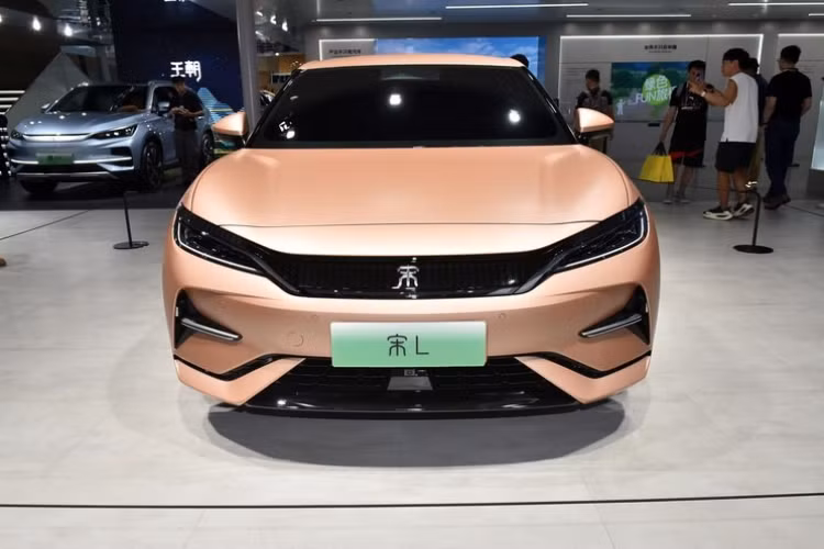 Mới đây, nhà sản xuất ôtô Trung Quốc BYD đã công bố thêm các bức ảnh chính thức về chiếc SUV sắp ra mắt của mình, Song L. Lần này, là những bức ảnh về nội thất của BYD Song L 2024 mới, sau khi ngoại hình đã được bật mí hơn nửa năm, cũng như nối tiếp đoạn video teaser tung ra cách đây vài ngày. 