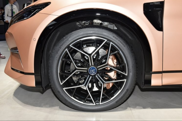 Mới đây, một phiên bản màu đen của BYD Song L đã được nhìn thấy đang tiến hành thử nghiệm trên đường ở Trung Quốc. Nó có thể ra mắt trên thị trường vào cuối năm nay.