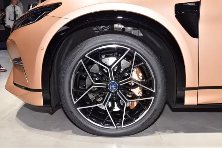 Mới đây, một phiên bản màu đen của BYD Song L đã được nhìn thấy đang tiến hành thử nghiệm trên đường ở Trung Quốc. Nó có thể ra mắt trên thị trường vào cuối năm nay.