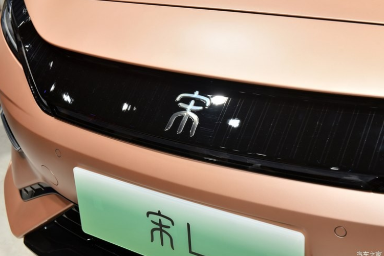 Giá xe BYD Song L 2024 sẽ vào khoảng 250.000 nhân dân tệ, hay 34.200 USD (khoảng 815 triệu đồng), đây sẽ là đối thủ của Tesla Model Y tại thị trường tỷ dân Trung Quốc.