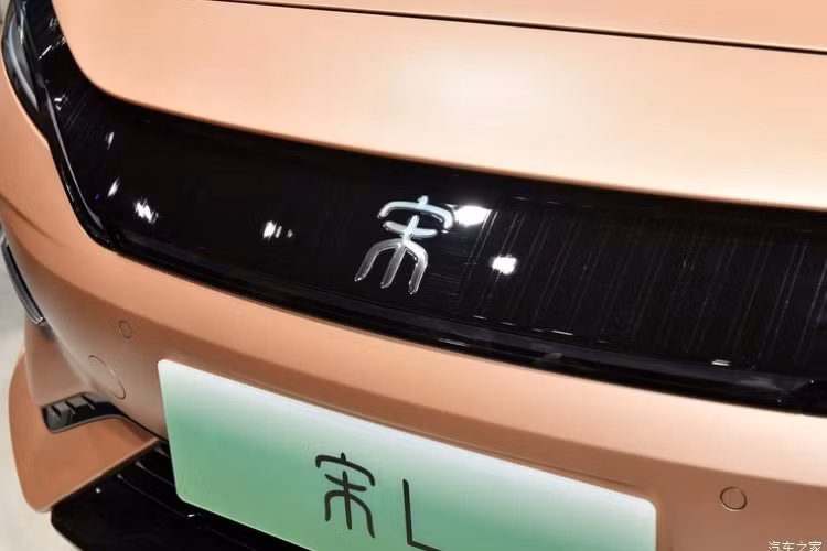 Giá xe BYD Song L 2024 sẽ vào khoảng 250.000 nhân dân tệ, hay 34.200 USD (khoảng 815 triệu đồng), đây sẽ là đối thủ của Tesla Model Y tại thị trường tỷ dân Trung Quốc.