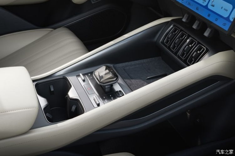 Tốc độ tối đa của xe là 201 km/h, mất 4,3 giây để tăng tốc từ 0 – 100 km/h.