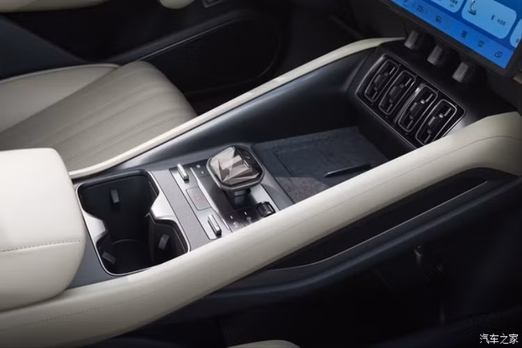 Tốc độ tối đa của xe là 201 km/h, mất 4,3 giây để tăng tốc từ 0 – 100 km/h.