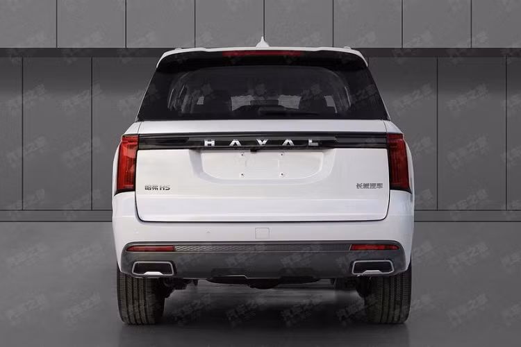 Trên cụm điều khiển trung tâm còn có cần số như cần đẩy máy bay quen thuộc của thương hiệu Haval, hàng ghế sau có cửa gió điều hòa riêng. Về sức mạnh, Haval H5 2023 được trang bị động cơ 2.0T với công suất cực đại 224 mã lực, ngoài ra xe cũng sẽ cung cấp động cơ diesel 2.0T với công suất 122 kW. Được biết, xe dự kiến sẽ ra mắt với nhiều phiên bản sức mạnh khác nhau để người tiêu dùng lựa chọn.