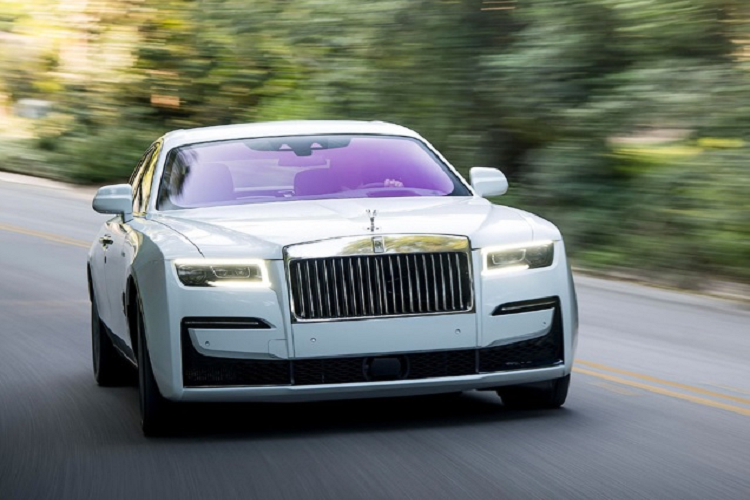 Theo hãng xe sang Anh quốc chia sẻ, để phát triển nên chiếc Rolls-Royce Ghost siêu sang, các kỹ sư đã phải nghiên cứu và sử dụng đến 100 kg vật liệu giảm âm cho tất cả các bộ phận trên xe.