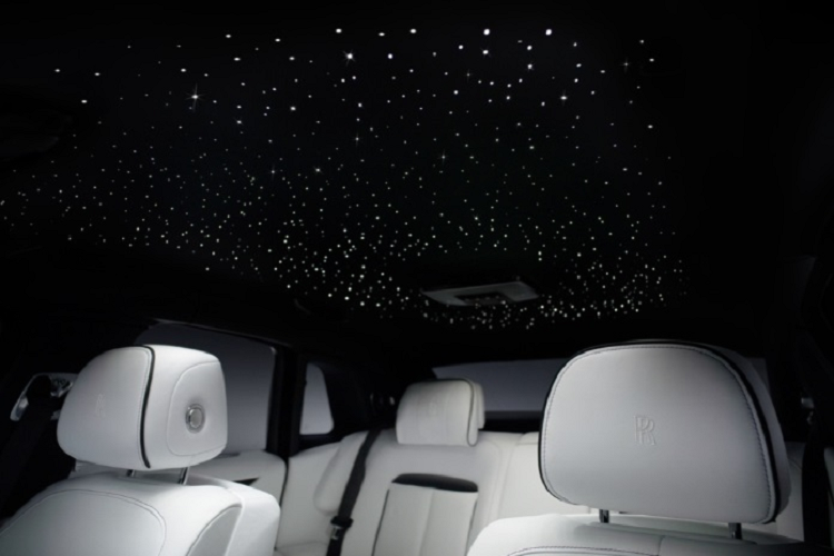 Không gian tĩnh lặng, quá yên ắng bên trong khoang nội thất khiến mọi người cảm thấy nôn nao, không tự nhiên vì âm thanh không phù hợp với chuyển động của xe. Những tiếng ồn khác trong xe như hơi thở hay tiếng cọ xát của trang phục vào ghế cũng trở nên nổi bật, rõ ràng hơn.