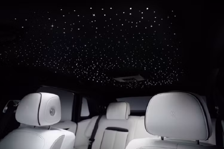 Không gian tĩnh lặng, quá yên ắng bên trong khoang nội thất khiến mọi người cảm thấy nôn nao, không tự nhiên vì âm thanh không phù hợp với chuyển động của xe. Những tiếng ồn khác trong xe như hơi thở hay tiếng cọ xát của trang phục vào ghế cũng trở nên nổi bật, rõ ràng hơn.