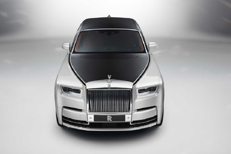Thậm chí, ngay cả lốp xe Rolls-Royce Ghost thế hệ mới còn được lót thêm bọt xốp cách âm, hay cửa kính trên xe cũng được lót thêm một tấm composite trong suốt.