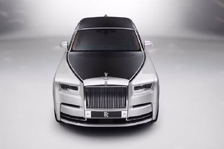 Thậm chí, ngay cả lốp xe Rolls-Royce Ghost thế hệ mới còn được lót thêm bọt xốp cách âm, hay cửa kính trên xe cũng được lót thêm một tấm composite trong suốt.