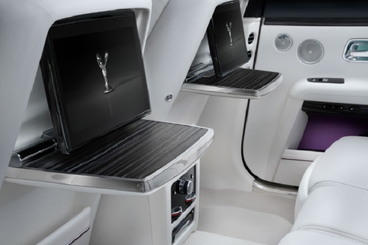 Trước phàn nàn của người dùng, các kỹ sư của Rolls-Royce chỉ có thể làm cho xe “ồn ào” hơn, bằng cách tạo ra những âm thanh hài hòa, tự nhiên giúp người dùng dễ chịu và thoải mái hơn.