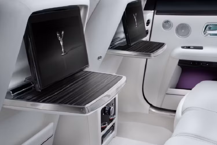 Trước phàn nàn của người dùng, các kỹ sư của Rolls-Royce chỉ có thể làm cho xe “ồn ào” hơn, bằng cách tạo ra những âm thanh hài hòa, tự nhiên giúp người dùng dễ chịu và thoải mái hơn.