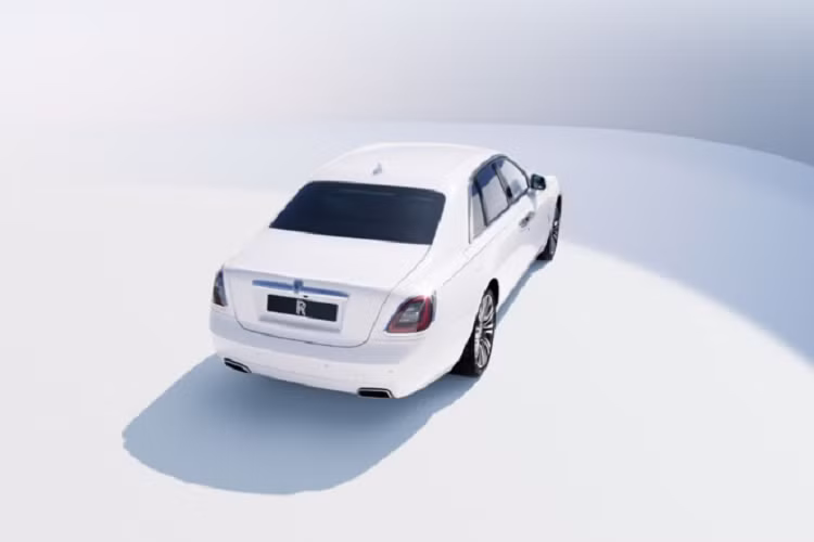 Ví dụ, khung ghế sau và các bộ phận cốp khác được thiết kế để rung ở một tần số thấp cụ thể. Hay như động cơ V12 tăng áp kép trên Rolls-Royce Ghost 2023 mới cũng được hiệu chỉnh để tạo ra âm thanh dễ chịu, êm ái.