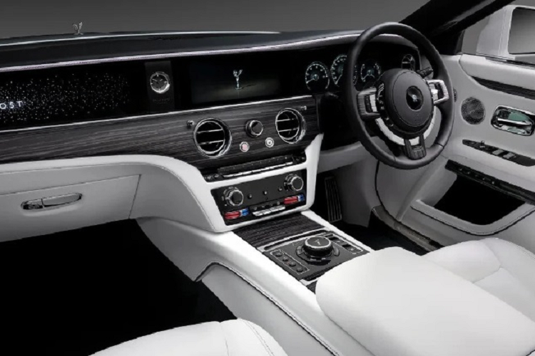 Đối với những chiếc xe siêu sang Rolls-Royce - dòng xe thường dành cho những vị chủ nhân siêu giàu thì bắt buộc khoang cabin của xe phải mang đến một không gian yên tĩnh, giúp chủ nhân có thể nghỉ ngơi sau những giờ làm việc căng thẳng. Tuy nhiên, khi chiếc xe quá yên tĩnh thì những người ngồi bên trong lại cảm thấy bồn chồn, bất an khi sử dụng.