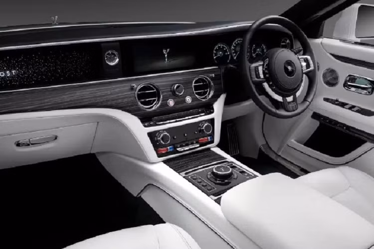 Đối với những chiếc xe siêu sang Rolls-Royce - dòng xe thường dành cho những vị chủ nhân siêu giàu thì bắt buộc khoang cabin của xe phải mang đến một không gian yên tĩnh, giúp chủ nhân có thể nghỉ ngơi sau những giờ làm việc căng thẳng. Tuy nhiên, khi chiếc xe quá yên tĩnh thì những người ngồi bên trong lại cảm thấy bồn chồn, bất an khi sử dụng.