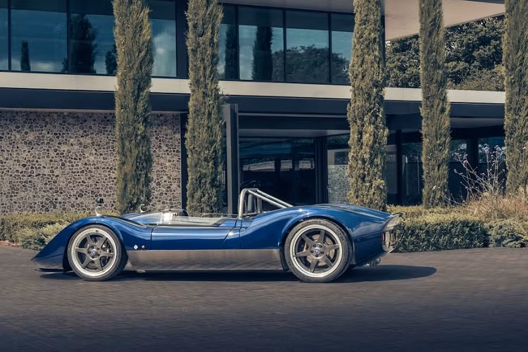 Nichols Cars N1A có trọng lượng 900 kg (1.984 pound), nặng hơn 10% so với Mazda MX-5 Miata ND thế hệ nhẹ nhất, sở hữu tỷ lệ công suất trên trọng lượng đáng gờm gần 700 mã lực. Mặc dù kiểm soát lực kéo là trang bị tiêu chuẩn nhưng ABS và trợ lực tay lái lại là tùy chọn.