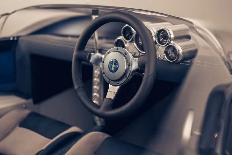 Cần số đặt giữa, mui trần và gương chiếu hậu gắn ở chắn bùn trước.