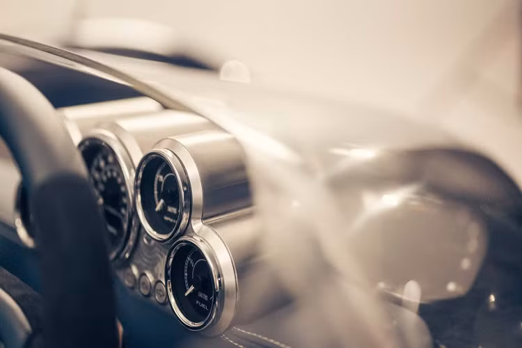 Khung gầm kết hợp sợi carbon và nhôm trong khi nội thất thiết kế đơn giản, tập trung vào người lái. Không có trang bị hiện đại sẽ khiến người lái không bị phân tâm.