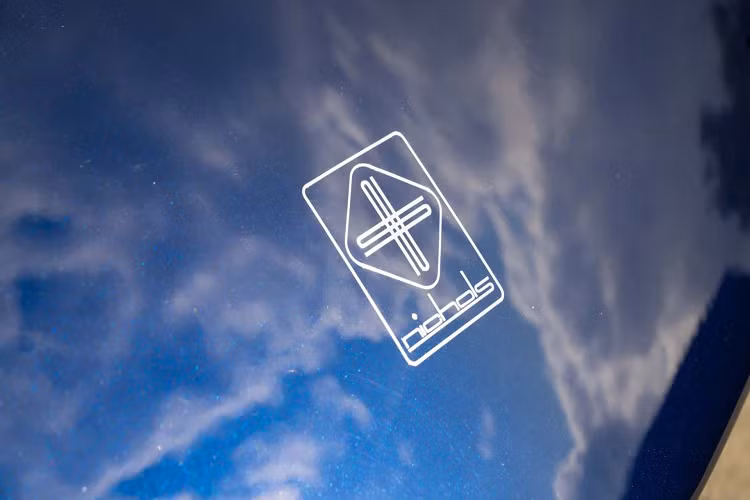 Động cơ V8 sẽ được lắp ráp thủ công bởi các chuyên gia tại Langford Performance Engineering (LPE), nơi các cỗ máy V8 và V10 F1 cũ đang được phục chế. Kết hợp với động cơ V8 là hộp số sàn 6 cấp từ Graziano và sẽ có vài tùy chọn hộp số khác