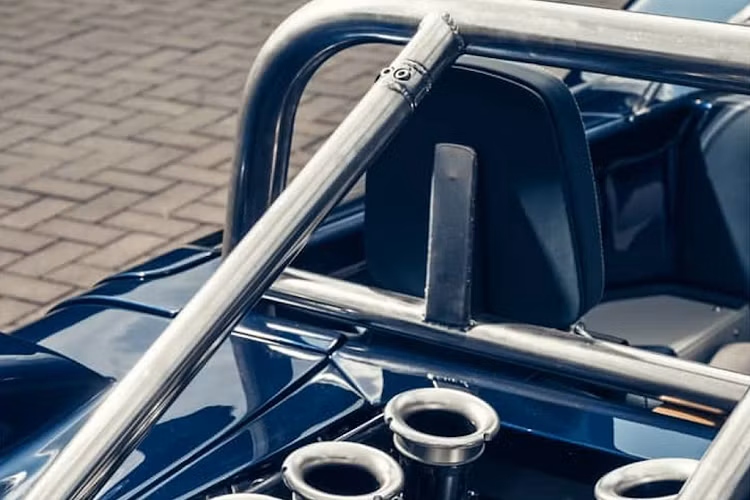 Thiết kế lấy cảm hứng từ xe đua Can-Am cổ điển nhưng chiếc xe rộng hơn và có chiều dài cơ sở dài lớn hơn. N1A trang bị bộ mâm trước 19 inch và sau 20 inch cùng bộ lốp Michelin Pilot Sport Cup 2. Hệ thống treo trước và sau hoàn toàn độc lập với kết cấu xương đòn kép kèm thanh ổn định chống nghiêng thân xe.