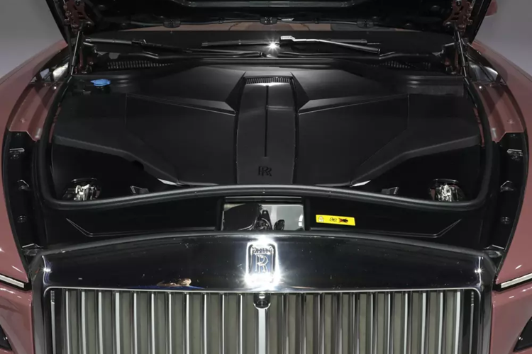 Cần lưu ý rằng, xe siêu sang điện Rolls-Royce Spectre đang cháy hàng trên toàn cầu, đến mức hãng tuyên bố sẽ đưa ai bán lại suất mua xe cho người khác vào "danh sách đen".