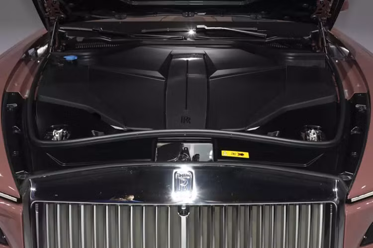 Cần lưu ý rằng, xe siêu sang điện Rolls-Royce Spectre đang cháy hàng trên toàn cầu, đến mức hãng tuyên bố sẽ đưa ai bán lại suất mua xe cho người khác vào "danh sách đen".