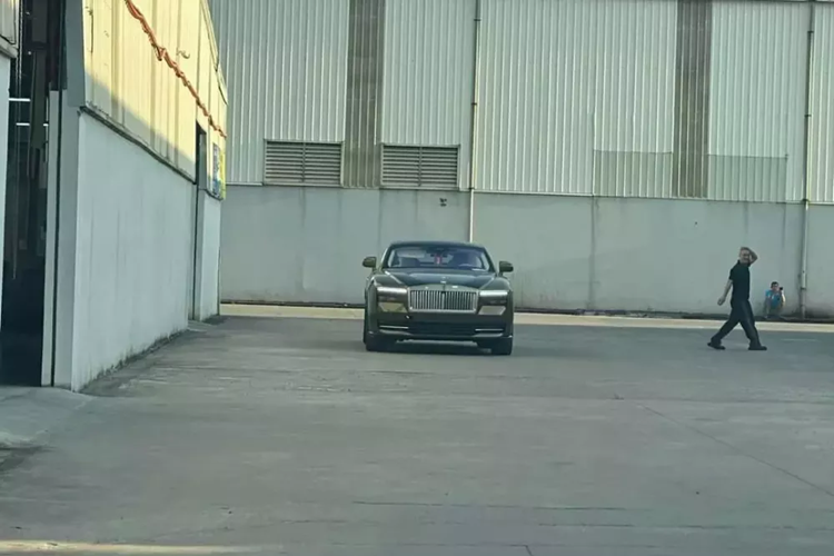 Việc Rolls-Royce Spectre siêu sang chạy điện xuất hiện, đồng nghĩa thuế những mẫu xe nang lượng mới của Rolls-Royce sẽ rẻ hơn rất nhiều trong tương lai.