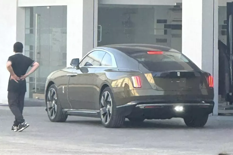 Xe điện đầu tiên của Rolls-Royce có thời gian tăng tốc từ vị trí xuất phát lên 100km/h chỉ trong 4,4 giây trước khi đạt tốc độ tối đa giới hạn là 250 km/h. Rolls-Royce Spectre chạy được 515 km theo chu trình thử nghiệm của EPA tại Mỹ, tức có thể phượt từ Sài Gòn đi Nha Trang chỉ sau 1 lần sạc đầy pin.