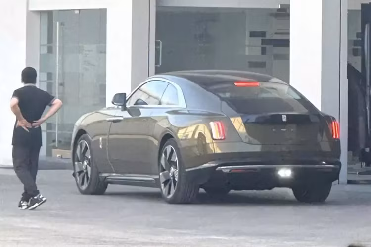 Xe điện đầu tiên của Rolls-Royce có thời gian tăng tốc từ vị trí xuất phát lên 100km/h chỉ trong 4,4 giây trước khi đạt tốc độ tối đa giới hạn là 250 km/h. Rolls-Royce Spectre chạy được 515 km theo chu trình thử nghiệm của EPA tại Mỹ, tức có thể phượt từ Sài Gòn đi Nha Trang chỉ sau 1 lần sạc đầy pin.