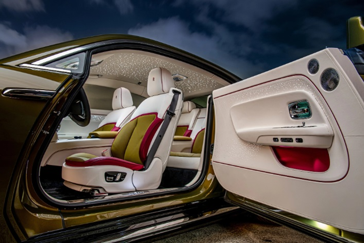 Chiếc xe Rolls-Royce Spectre đầu tiên về Việt Nam có màu xanh rêu, nhiều khả năng đây chính là xe trưng bày vòng quanh thế giới. Dù giá bán của Rolls-Royce Spectre tại nước ta còn là ẩn số, nhưng có thể sẽ rẻ hơn nhiều so với các anh em khác đã được bán chính hãng trước đó.